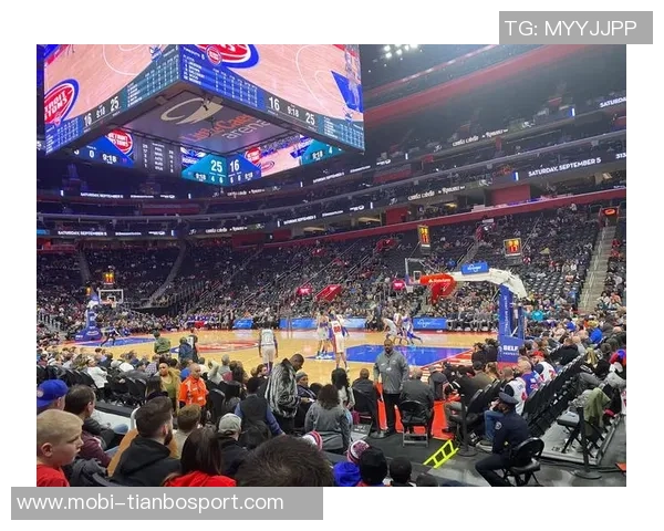 光头球星文班亚马与凯尔登赛后携手三位主场球迷合影留念