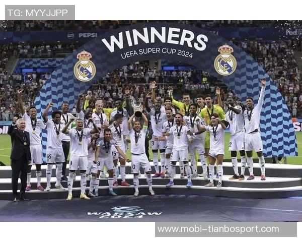 姆巴佩与贝林厄姆共同庆祝荣获FIFPRO最佳阵容奖杯合影留念