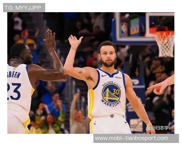 勇士战胜对手合砍33分库里与格林击掌瞬间成为海报焦点 勇士战胜对手合砍33分库里与格林击掌瞬间成为海报焦点